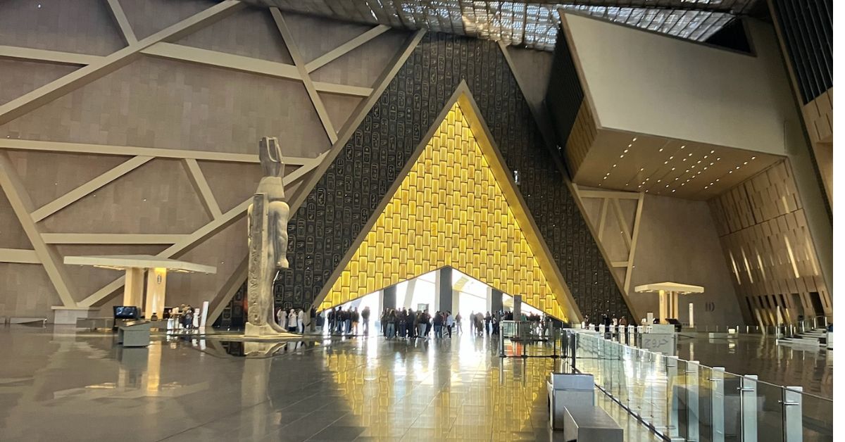 Cairo: Dinner with Grand Egyptian Museum & Pyramids Views.